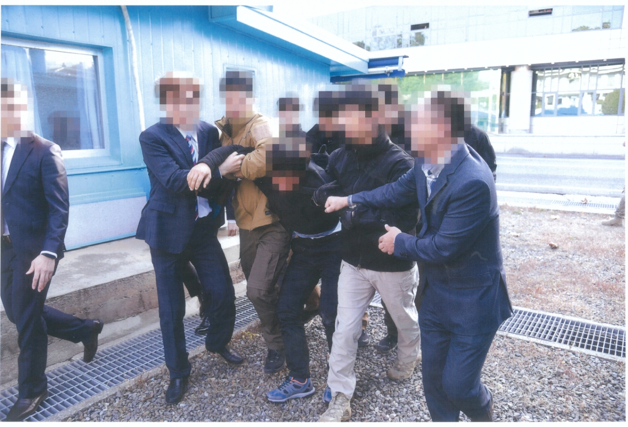  탈북어부 강제북송 현장 사진 공개...문정권의 잔인한 만행, 그날의 기록