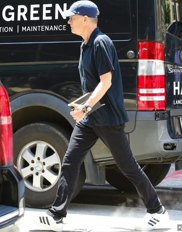 수척한 모습의 톰 행크스...중병 걸렸나 VIDEO: Tom Hanks appears thin while out in NYC amid health concerns