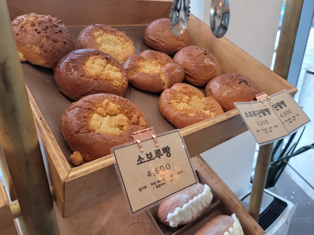 카펠라 카페: 벚꽃 뷰의 명소