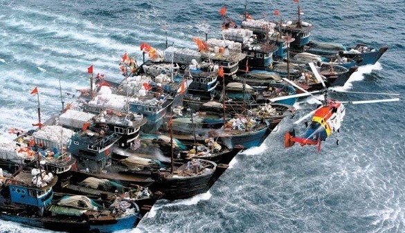 해적-같은-중국-어선들이-해상에서-떼를-지어-위협하는-모습