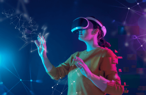 여자가 VR 헤드셋으로 가상현실을 경험하는 사진