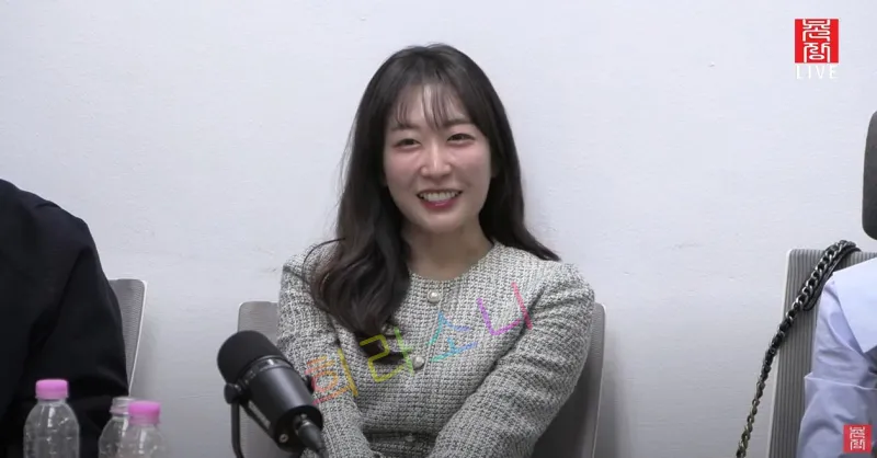 회색 트위드 재킷을 입고 긴 머리를 풀어내린 23기 영숙이 흰 벽 앞에서 웃으며 앉아 있다. 앞에는 검은색 마이크와 물병이 놓여 있다. 화면 오른쪽 상단에는 '곤솔 LIVE' 로고가 보인다. 