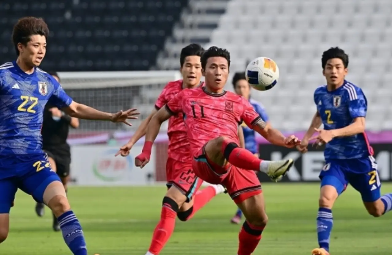 파리-붉은 유니폼을 입은 한국 축구선수들이 허공에 떠있는 공을 향해 발을대는 선수와 주변 파란유니폼을 입은 상대선수들이 달려오는 모습