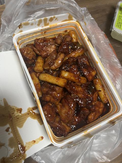 지코바 양념치킨 포장박스와 치킨 모습