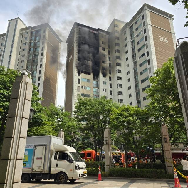 서울 강남구 역삼동 아이파크 아파트에서 발생한 화재. 출처 X(옛 트위터) 갈무리, 쿠키뉴스