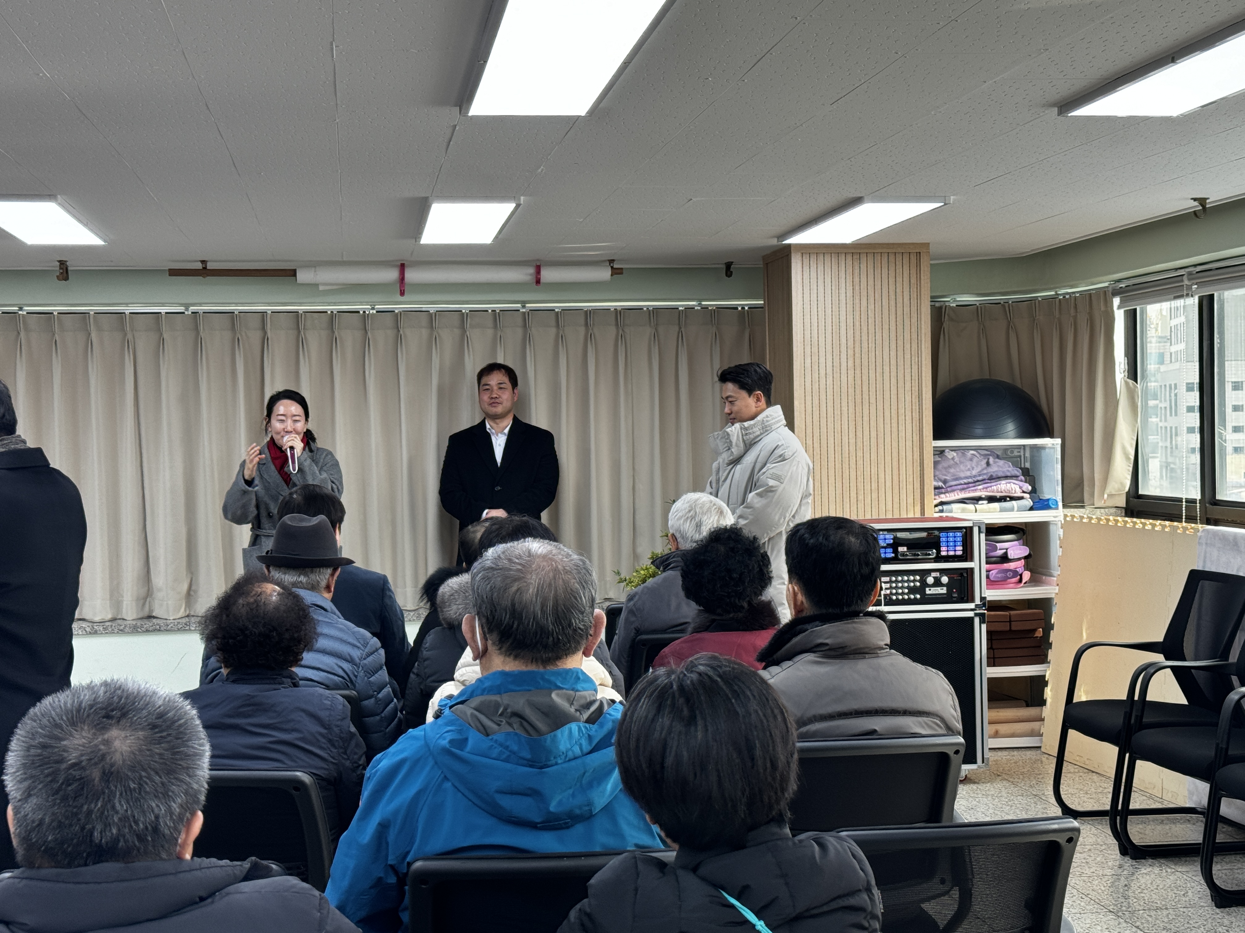 이미지설명: 격려의 말씀을 전하는 곽향기&#44; 이희원 서울시의원의 모습