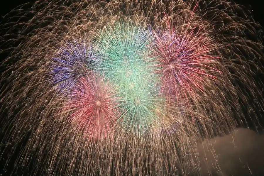 15,000발의 압도적인 화염의 불꽃놀이 ‘츠쿠시가와 불꽃놀이 축제’