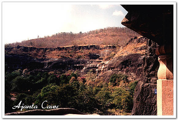 말발굽 형태의 아잔타 석굴 사원 전경