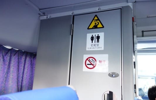 버스 안에 있는 화장실의 문 사진