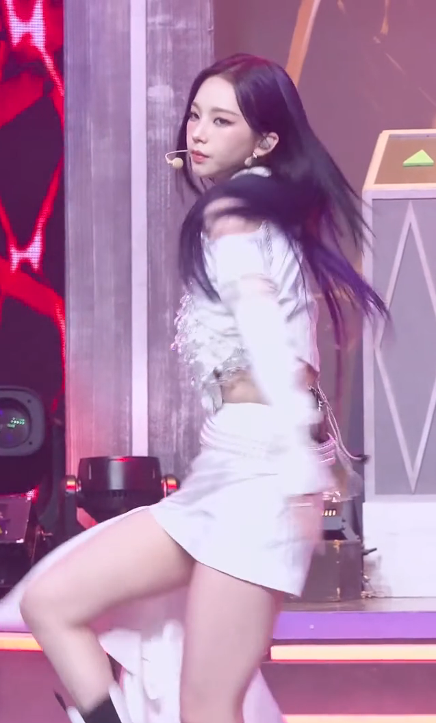  흰 미니스커트 에스파 카리나