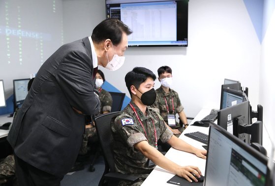  대통령실 "어민 북송 진실규명"..16명 살해범 아니냐 묻자