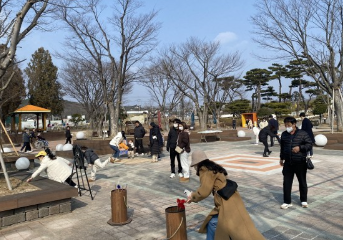 경주 보문단지에서 어린이들과 같이 가족단위의 관광객이 많이 놀고 있는 모습