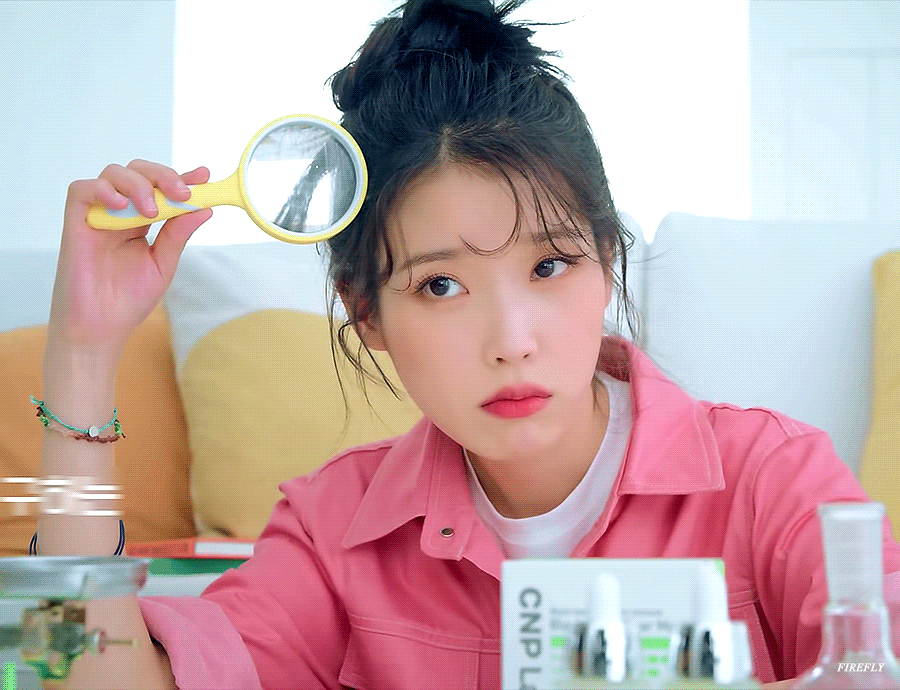  진지한 아이유 CNP 점프슈트 화보 사진