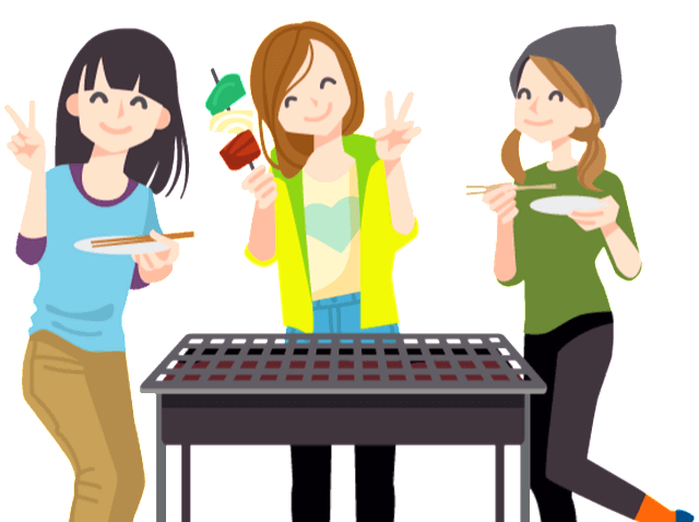 3명의 20대 여자 친구들이 고기 불판 앞에 서서 꼬치구이를 먹고 있다. 모두 긴머리이며 앞을 보며 해맑게 웃고 있다.