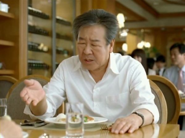 탤런트 최불암씨가 인사돌 광고를 하는 장면이다.