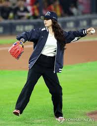 박신혜 한국시리즈 시구 영상