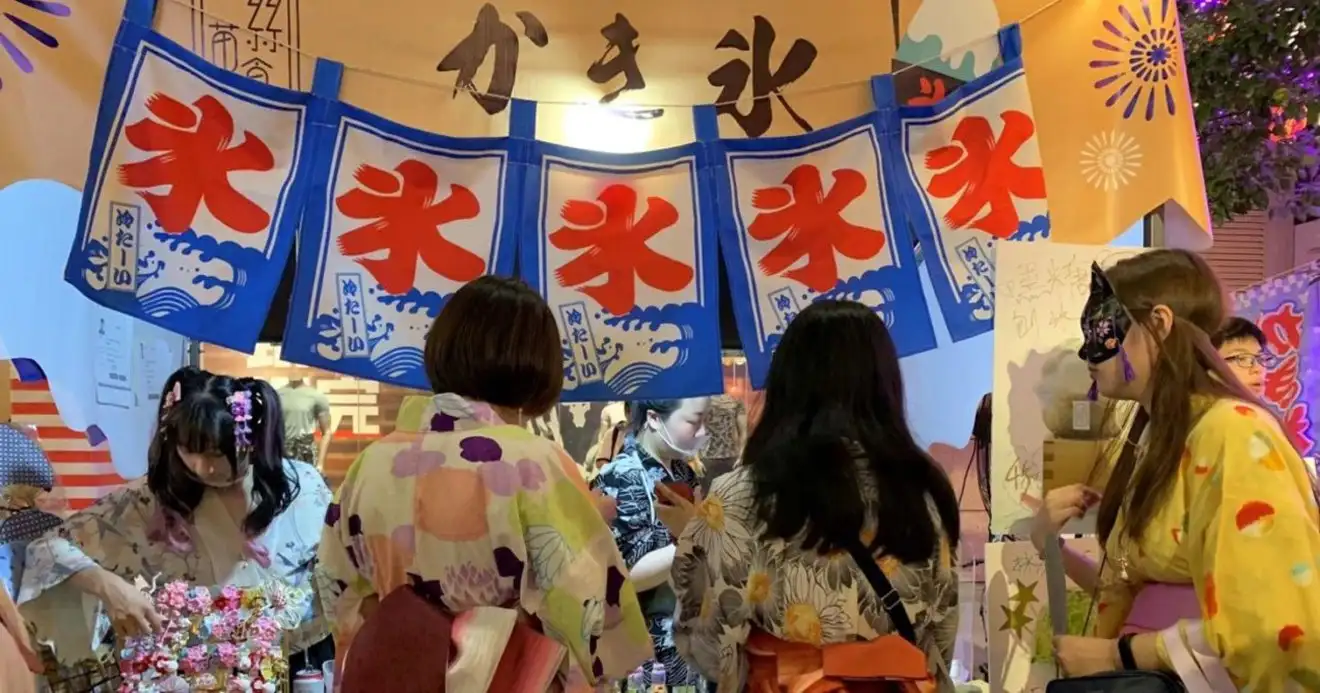 일본 여름 축제의 유카타 입은 일본인들