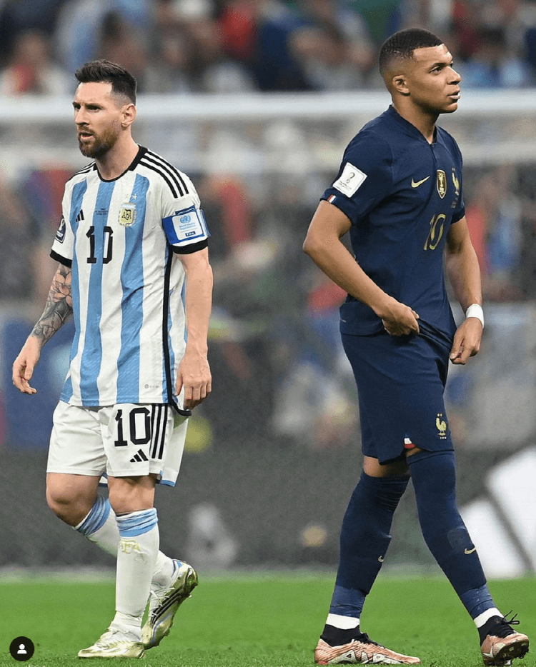 PSG의 팀동료이지만, 우승한 메시와 준우승과 골든부트(득점왕)를 받은 음바페