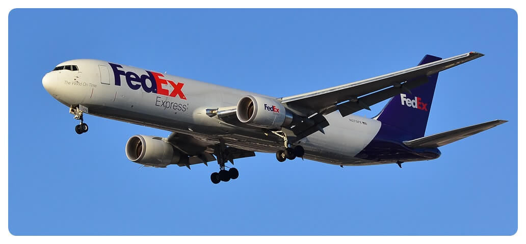 물류회사 FedEx Boeing 767-300F 화물비행기가 날아가는 모습을 찍은 사진