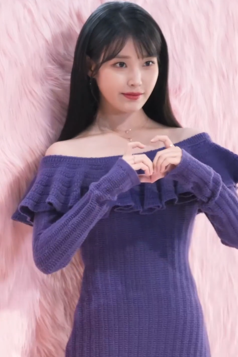  어제자 아이유 보라색 니트 원피스 움짤