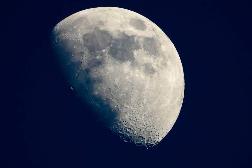 망원경으로 바라본 달