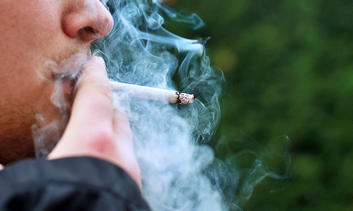 뉴질랜드는 세계 최초로 매년 법적 흡연 연렬을 높이는 법안을 통과시켰다