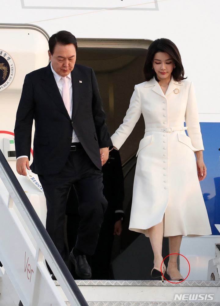  김건희 여사, 팔찌에 이어 발찌 패션도 선보여 [뉴시스Pic]
