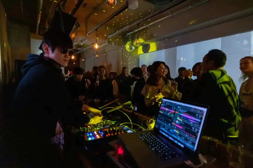 MUSIC BAR U6