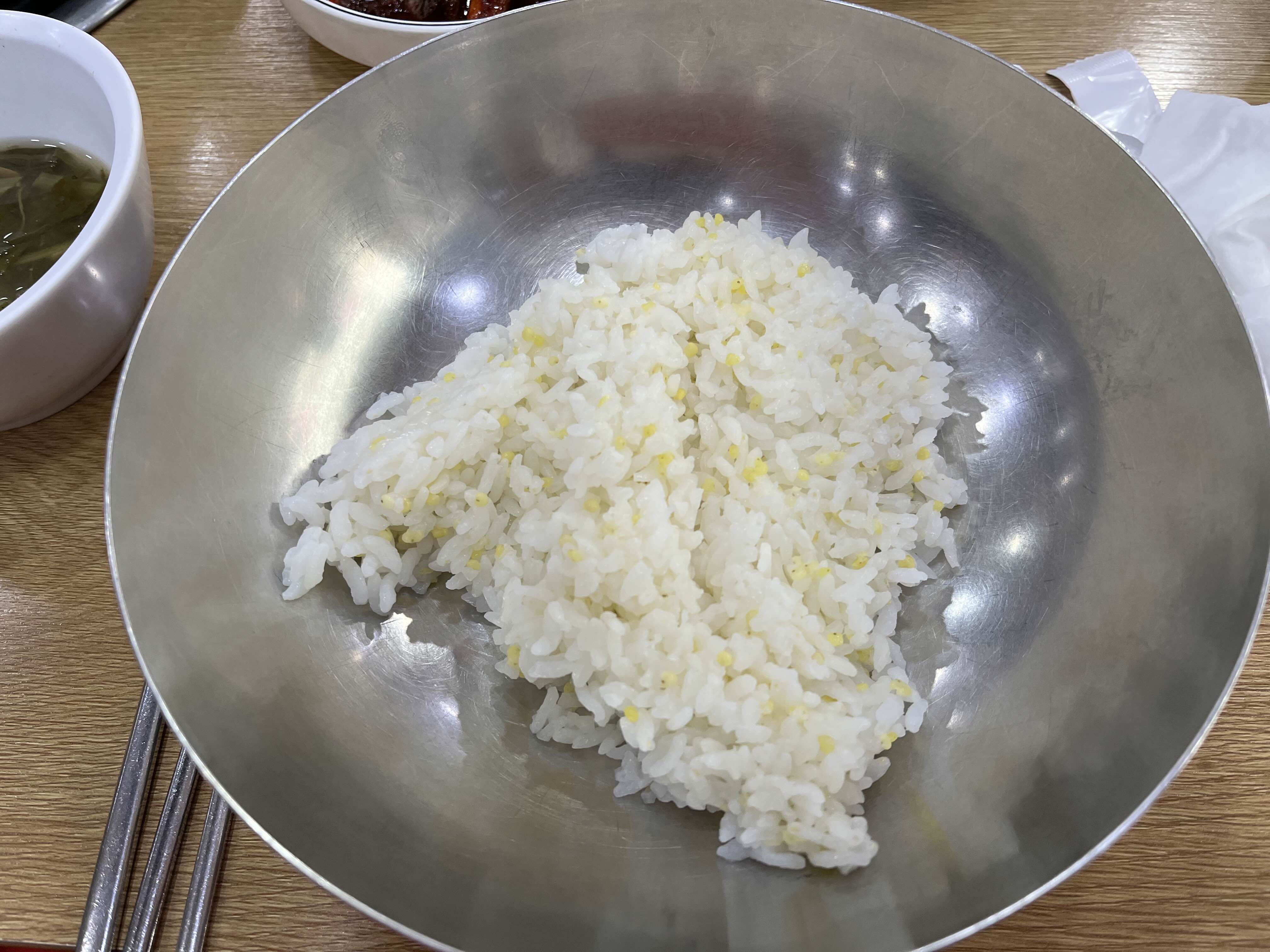 스텐그릇에 밥 한공기 담겨져 나온 모습