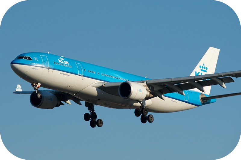 KLM-에어버스-A330-여객기-푸른-하늘-비행중