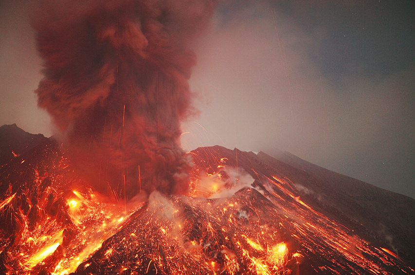 화산폭발로 용암이 분출하는 모습