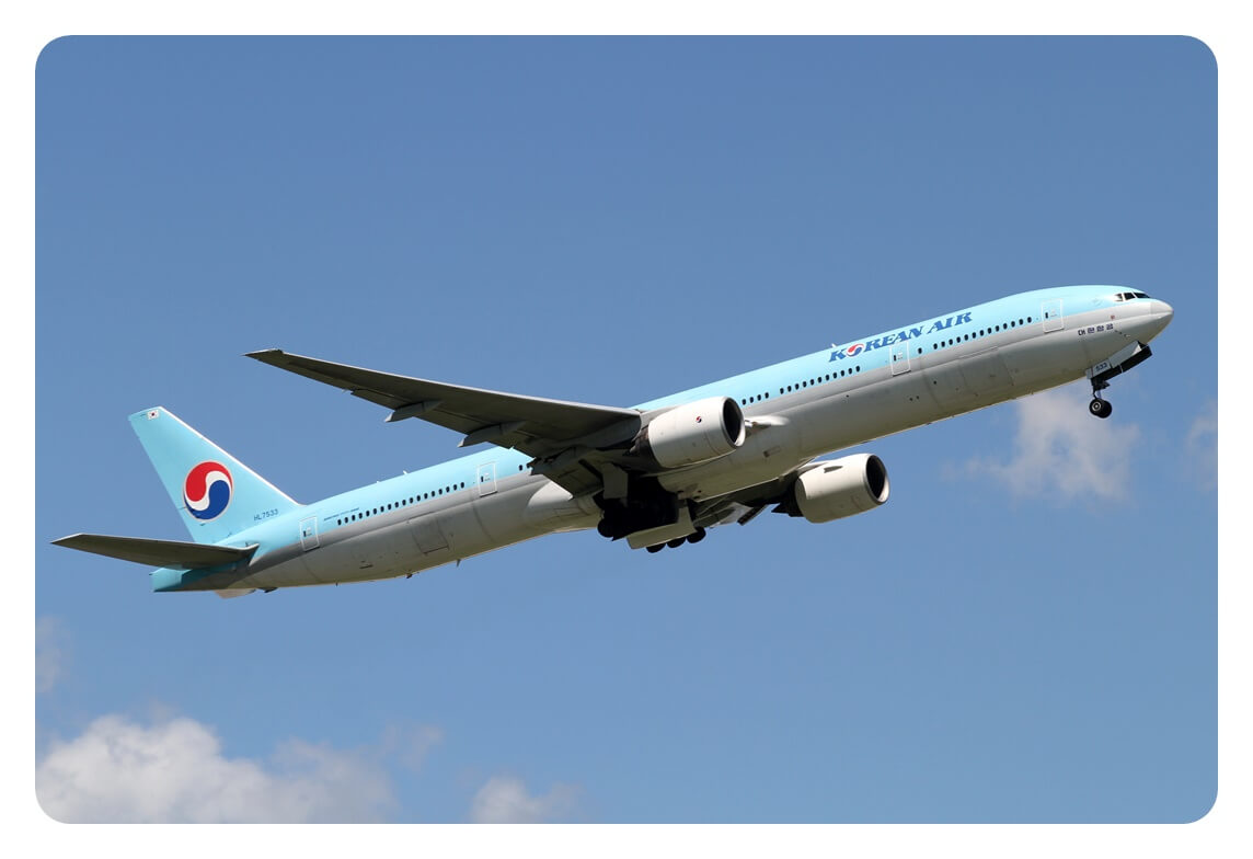 대한항공 KOREAN AIR B777-300 여객기가 비행하는 모습을 찍은 사진