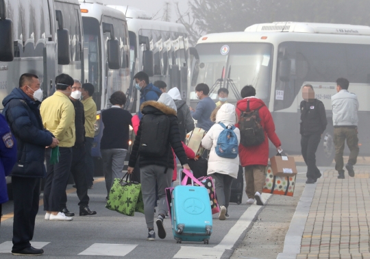  아산·진천 우한 교민 366명 2주 격리 해제 및 퇴소