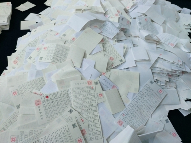  인천서 투표 용지 색 제각각… 개표 일시 중단