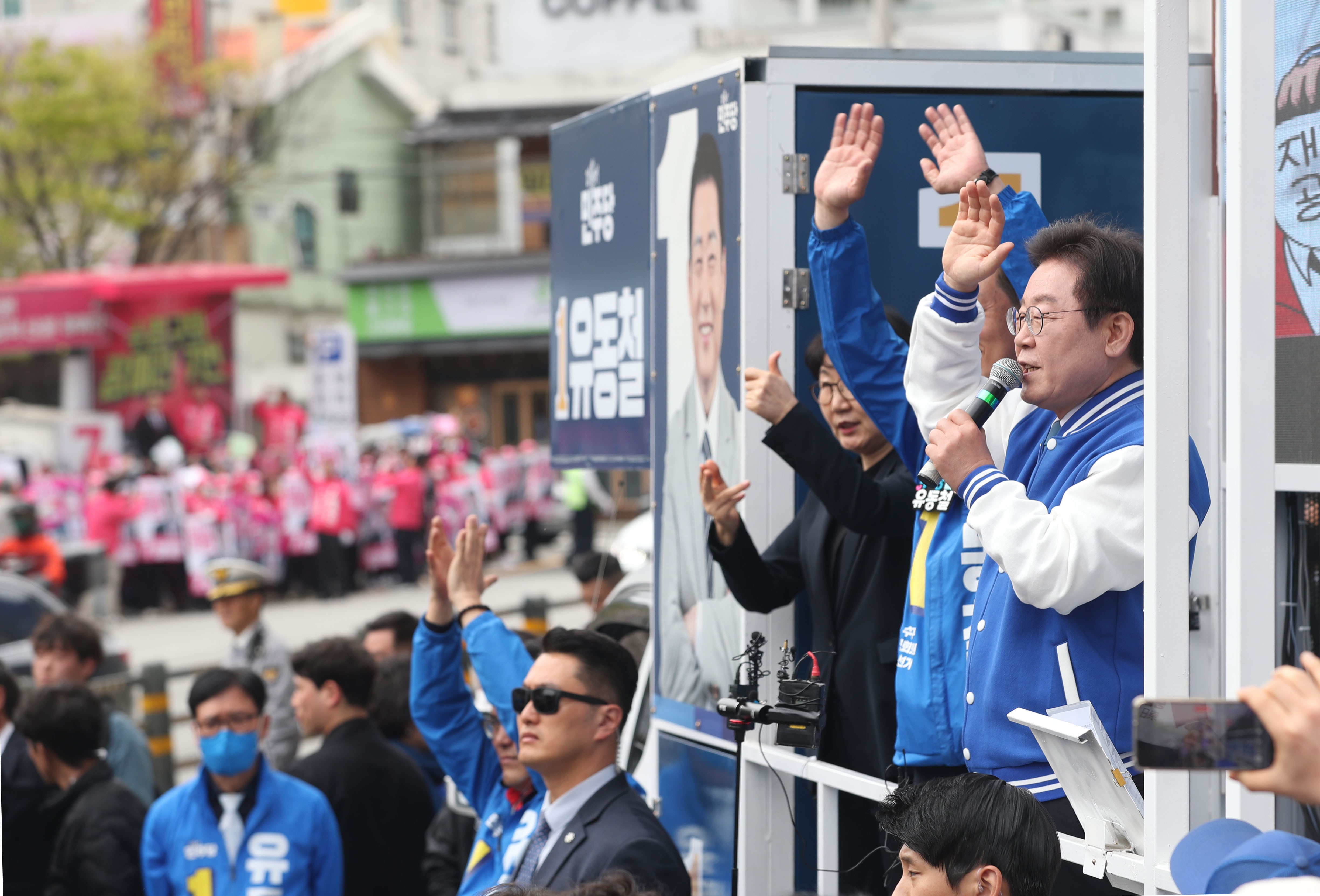 장예찬 더불어민주당 유세현장에 난입, 이쯤면 정치깡패.. 이재명 "귀엽게 봐줘요" 장예찬 더불어민주당 유세현장에 난입, 이쯤면 정치깡패.. 이재명 "귀엽게 봐줘요"