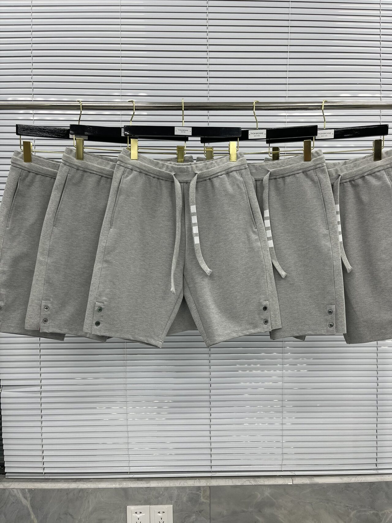  [THOM BROWNE] 톰브라운 그레이 컴팩트 더블 니트 코튼 사이드 벤트 4-바 스웨트쇼츠