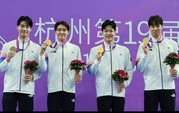 계영 800m 대표 선수가 금메달을 들고 있는 사진