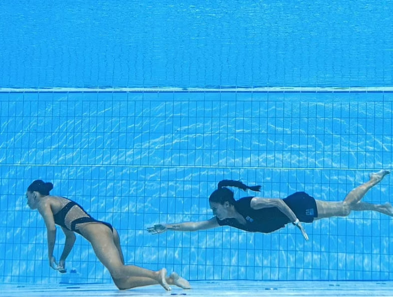 싱크로나이즈 수영선수&#44; 실신해 긴급 구조되는 긴박한 모습 VIDEO: Incredible moment US synchronised swimmer&#39;s coach leaps into pool to save her life..