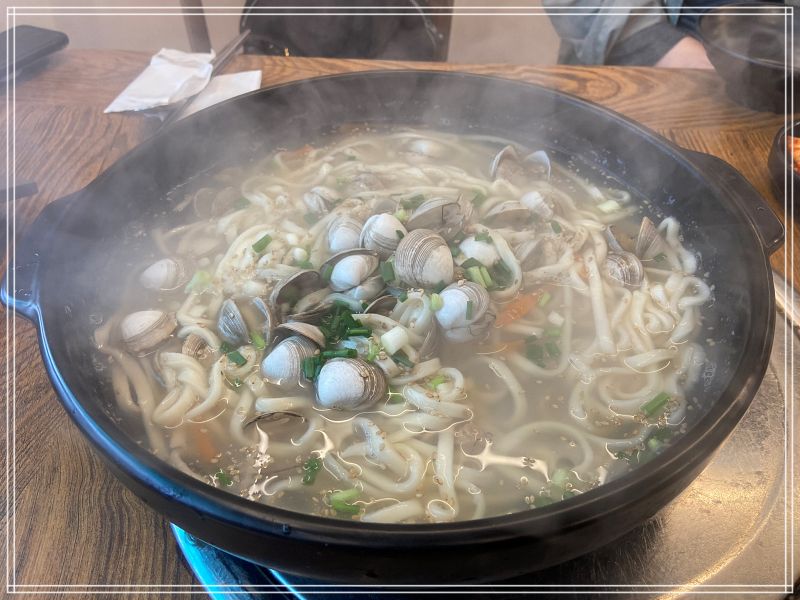 칼국수가 테이블에 놓여있다