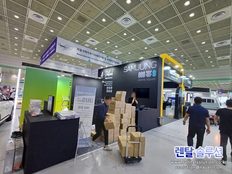  코엑스 서울국제치과기자재전시회 (SIDEX2023) 독립부스 50인치 벽걸이 TV설치, 전시회홍보영상 재생 24인치 벽걸이 모니터 설치