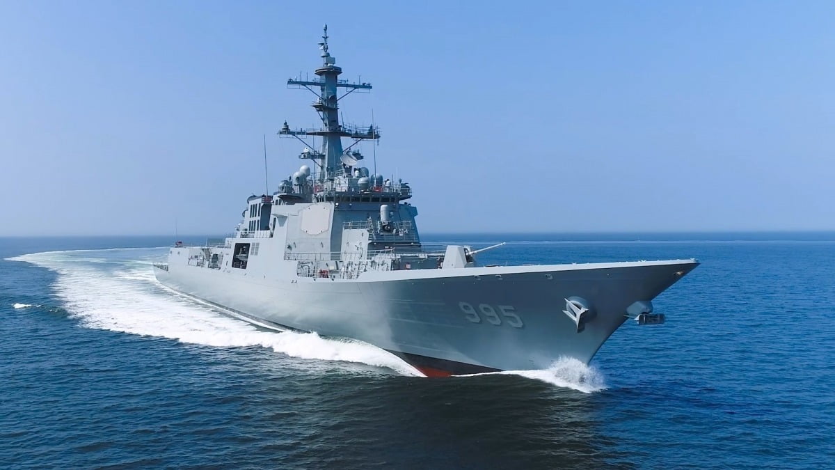 HD현대중공업이 올해 말 해군에 인도 예정인 차세대 이지스 구축함(KDX-III Batch-II) 1번함 ‘정조대왕함’의 시운전 모습.
