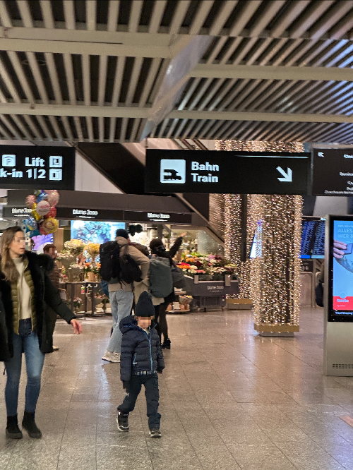 취리히 공항 이정표에서 Train 을 찾으세요