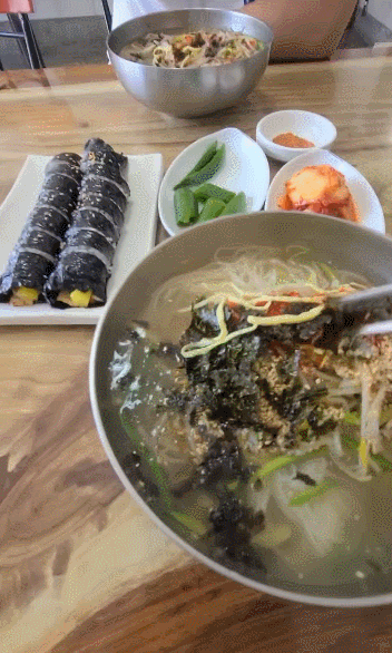 푸짐한 양의 물국수와 김밥