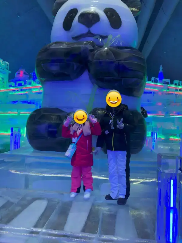 얼음 푸바오와 한 컷 사진 찍는 아이들