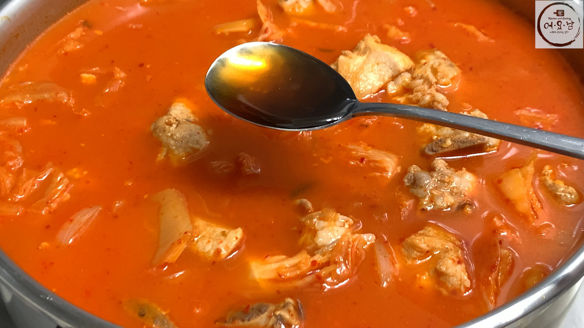 돼지갈비김치찌개_끓이기_멸치액젓으로간하기