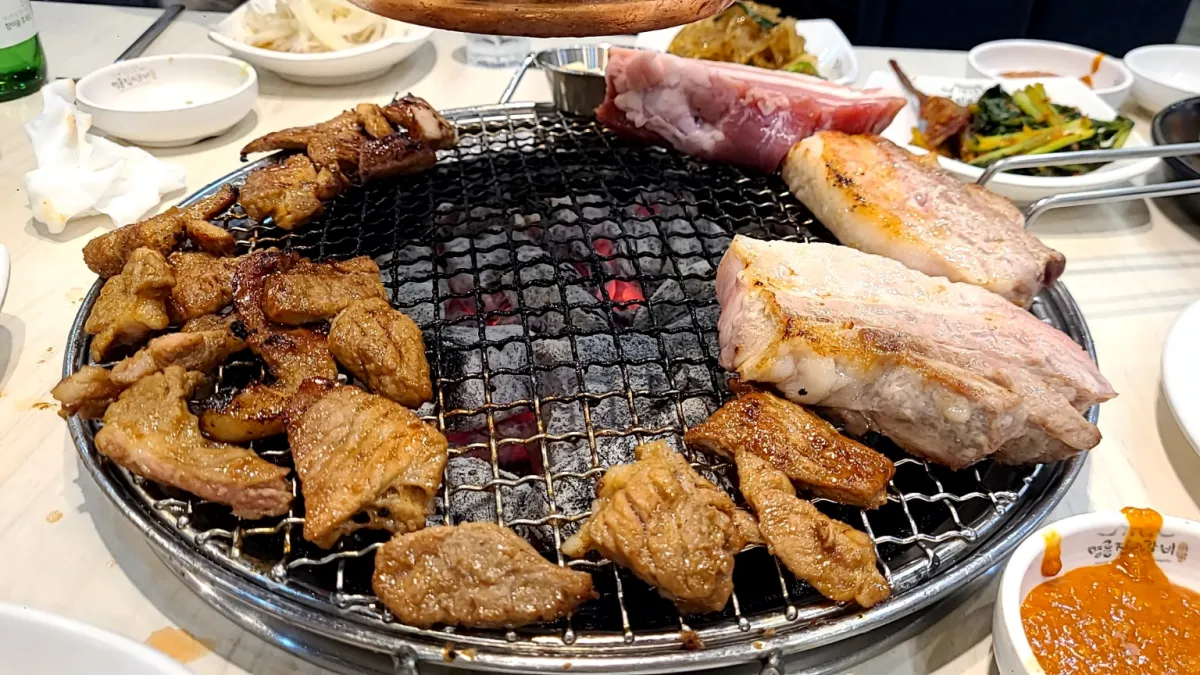 불판위에-잘익은-삽겹살과-돼지갈비가-잘려져있다