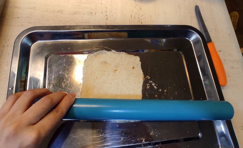 식빵을 밀대로 밀어주는 사진