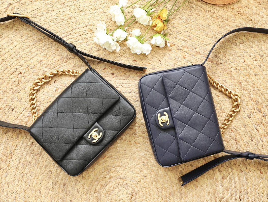  [CHANEL] 샤넬 체인 로고 메신저백 (2 COLOR)