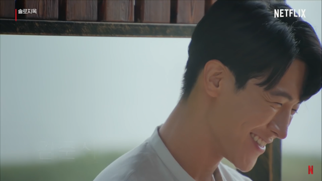 출연자 김준식이 눈웃음치는 옆 모습이 찍혔네요