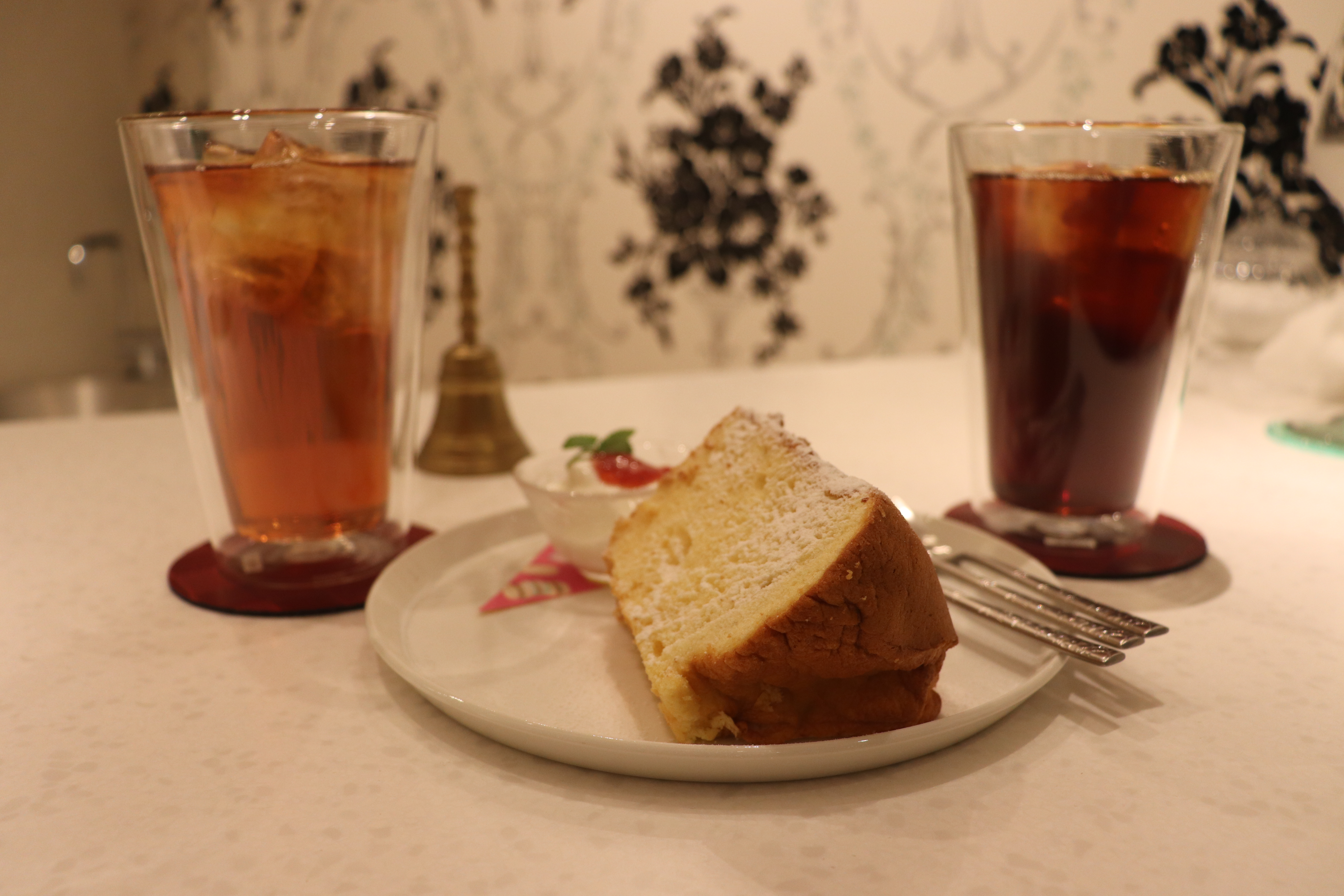 cafe meme 아이스 홍차. 아이스 커피&#44; 쉬폰 케이크